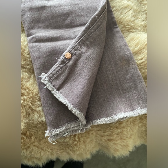 Guess lavender cropped stretchy jeans - Picture 2 of 8